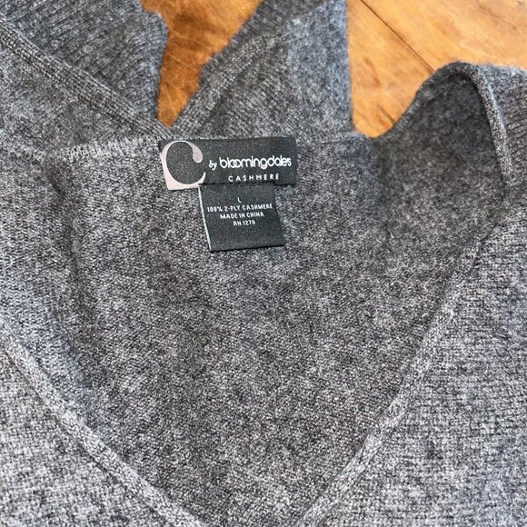 C by Bloomingdale's Grey Cashmere V-Neck Sweater, Asymmetrical hem,Ladies' Large - Picture 2 of 5